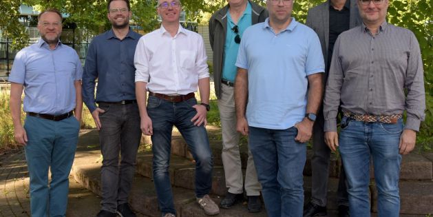 Schulleiter Jochen Roebers, drei Gäste der Innungsverbände und drei Abteilungsleiter der Glasfachschule NRW im Freien.