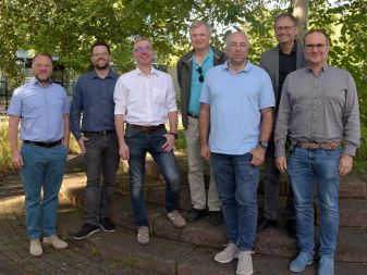 Schulleiter Jochen Roebers, drei Gäste der Innungsverbände und drei Abteilungsleiter der Glasfachschule NRW im Freien.